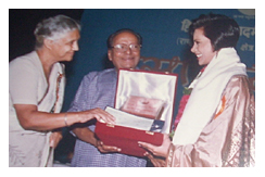 शीला दीक्षित के हाथों पुरस्कृत होंती अलका सक्सेना