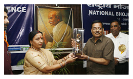 शारदा सिन्हा के हाथों पुरस्कार ग्रहण करते उदय सिन्हा