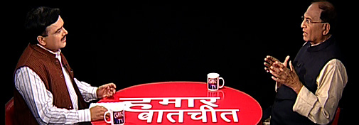 डा. सीपी ठाकुर (दाएं) से बातचीत करते वरिष्ठ पत्रकार कुमार राकेश (बाएं)