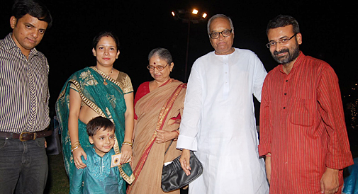 अनुरंजन झा (दाएं) के पुत्र की बर्थ-डे पार्टी में प्रभाष जी और उनकी पत्नी। बाएं से दूसरे नंबर पर हैं अनुरंजन की धर्मपत्नी और पुत्र।