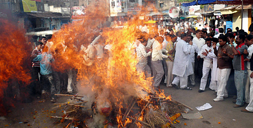 नेताओं द्वारा घासलेट उड़ेलने के बाद आग भड़की तो भाई लोग भाग खड़े हुए