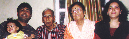 परिजनों के बीच प्रो. केपी सिंह (फाइल फोटो)