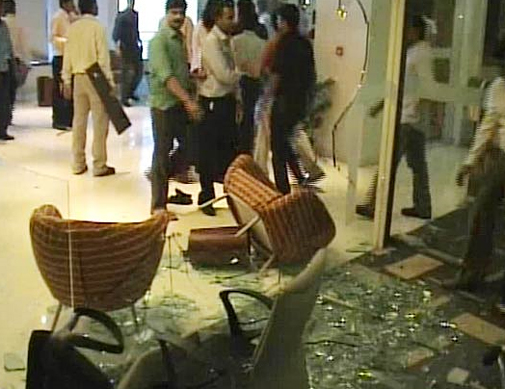 आईबीएन के मुंबई आफिस पर हमले की एक तस्वीर