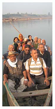नर्मदा यात्रा पर निकली टीम नौकायन का आनंद लेती हुई.