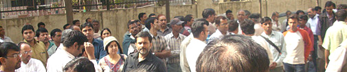 प्रभाष जी के घर के बाहर पत्रकारों की भीड़ पार्थिव शरीर को कंधा देने के लिए काफी देर तक इंतजार में खड़ी रही.
