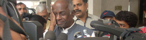 गोविंदाचार्य पत्रकारों से बात करते वक्त अपने आंसू नहीं रोक पाए.