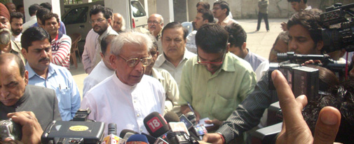 नामवर सिंह श्रद्धांजलि देने के बाद पत्रकारों से बात करते हुए.