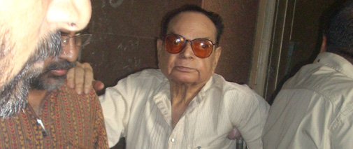 प्रियदर्शन के कंधे पर हाथ रख राजेंद्र यादव पहुंचे प्रभाषजी को श्रद्धांजलि देने.