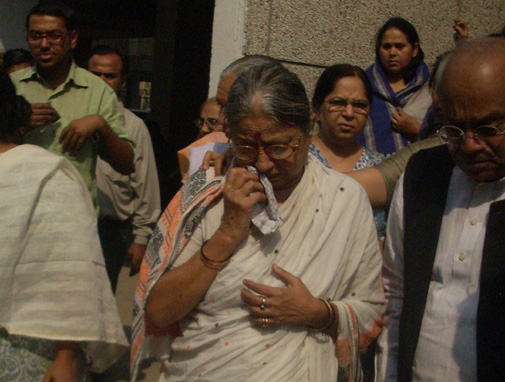 प्रभाष जोशी जी की पत्नी विलाप करते हुए.