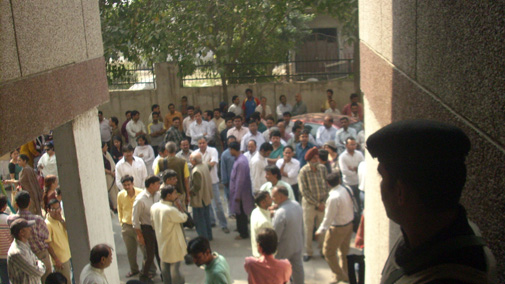 प्रभाष जोशी के गाजियाबाद के वसुंधरा स्थित घर के बाहर पत्रकारों की भीड़