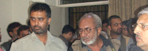 प्रभाष जी को श्रद्धांजलि देने के बाद उनके पार्थिव शरीर को निहारते दीपक चौरसिया.