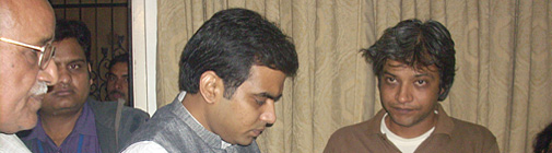 शोकाकुल प्रभु चावला, भाजपा नेता राजनाथ सिंह के पुत्र पंकज सिंह और प्रभाष जोशी के सुपुत्र.