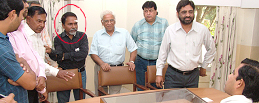 एसपी को ज्ञापन देता शिष्टमंडल। लाल घेरे में पत्रकारों के हमले के शिकार दैनिक भास्कर के संपादक कीर्ति राणा.
