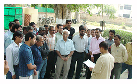 हमले की निंदा करते हुए पत्रकारों, संपादकों और मालिकों के दल ने मौन जुलूस निकाला.