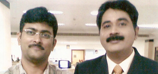 अशोक उपाध्याय (दाएं) के साथ अमित कुमार वर्मा। यह तस्वीर जुलाई 2007 की है। तब अशोक उपाध्याय ईटीवी, हैदराबाद में बुलेटिन प्रोड्यूसर व एंकर हुआ करते थे.