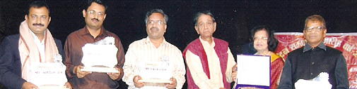 'स्पंदन 2009' में पुरस्कारों के साथ रचनाकार.