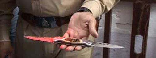 गिरफ्तार बदमाश के पास से बरामद चाकू को दिखाता पुलिसकर्मी