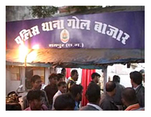 थाने के बाहर मीडियाकर्मियों की भीड़