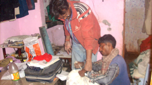 सामान पैक करवाते धर्मेंद्र सामान पैक करवाते धर्मेंद्र