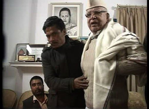 दीपक चौरसिया से बातचीत के दौरान इंटरव्यू बीच में छोड़कर उठे एनडी तिवारी. दीपक चौरसिया से बातचीत के दौरान इंटरव्यू बीच में छोड़कर उठे एनडी तिवारी.