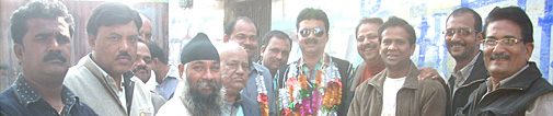 फूल-मालाओं से लदे नीलू तिवारी