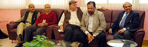 हम साथ साथ हैं! उत्तर प्रदेश राज्य मान्यता प्राप्त संवादाता की बैठक में अध्यक्ष प्रमोद गोस्वामी, सचिव हेमंत तिवारी के साथ जेपी शुक्ल, शरत प्रधान और टी अब्बास.