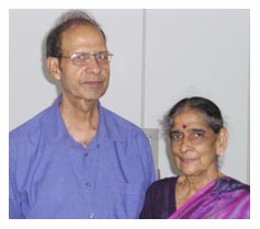 अरविंद कुमार अपनी पत्नी के साथ