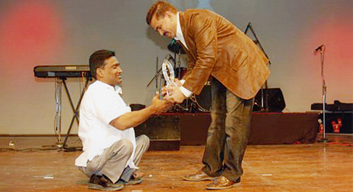 रवि सुबैया पुरस्कार ग्रहण करते हुए.