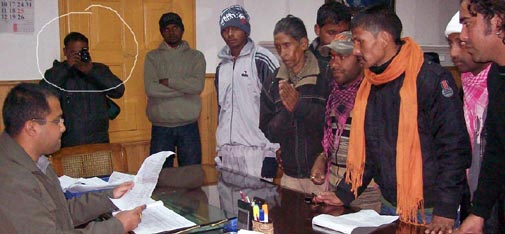 गोल घेरे में धर्मेश कुमार