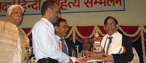 पुरस्कार लेते एसएन विनोद