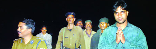 एसपी नवीन सिंह (बाएं)के साथ बीडीओ प्रशांत (दाएं) एसपी नवीन सिंह (बाएं)के साथ बीडीओ प्रशांत (दाएं)