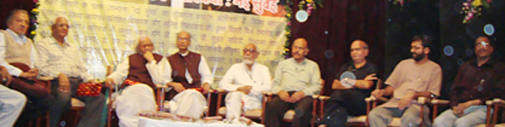उपन्यास 'नई सुबह' के लोकार्पण समारोह में (बाएं से) अनय, विश्वंभर नेवर, डॉ.कृष्ण बिहारी मिश्र, डॉ.विजय बहादुर सिंह, गीतेश शर्मा, इसराइल अंसारी, विप्लवी हरेकृष्ण राय, डॉ.राम आह्लाद चौधरी और शंकर तिवारी.