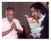 दैनिक जागरण के 2006 के कार्यक्रम में निर्मल पाण्डे का स्वागत करते शंभू दयाल वाजपेयी। इस कार्यक्रम में निर्मल पाण्डे को दैनिक जागरण की ओर से सम्मानित किया गया था।
