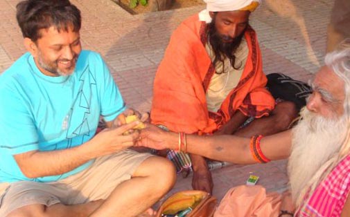 बाबा.... मैं भी बाबा... एक कश प्लीज....!!!!