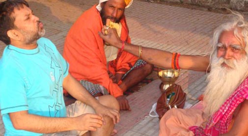 पक्का वाला बाबा बन गया बच्चा तू..... फूंक... कस कर फूंक.... फोटो ले लो जी फूंकते हुए....