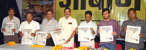 विमोचन समारोह में उपस्थित गणमान्य जन विमोचन समारोह में उपस्थित गणमान्य जन