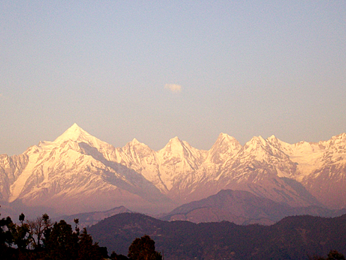 नवीन जोशी की पुरस्कृत तस्वीर : Himalaya glittering like Gold early in the morning.(January 2010 - Geotagged Photo Contest Honorable mentions) नवीन जोशी की पुरस्कृत तस्वीर : Himalaya glittering like Gold early in the morning.(January 2010 - Geotagged Photo Contest Honorable mentions)