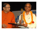 अच्युतानंद मिश्र ने रवींद्र अग्रवाल को पुरस्कार प्रदान किया.