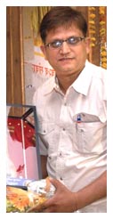 संजीव चौधरी एवार्ड के साथ