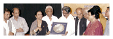 (बाएं से डाएं) : अब्दुल अहद साज़,राम गोविन्द,माया गोविन्द,ज़फ़र गोरखपुरी, हसन कमाल, नंदकिशोर नौटियाल , नक़्श लायलपुरी, देवमणि पाण्डेय, सईद राही
