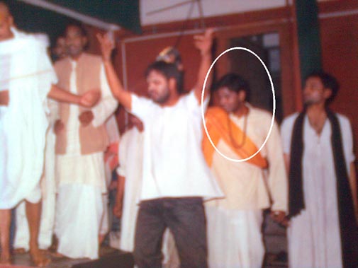 गोडसे (गोल घेरे में) की भूमिका निभाते विनय तरुन गोडसे (गोल घेरे में) की भूमिका निभाते विनय तरुन