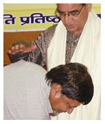 अपने एक शिष्य को आशीर्वाद देते पंडितजी अपने एक शिष्य को आशीर्वाद देते पंडितजी