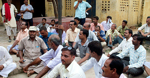थाने में धरना देते पत्रकार