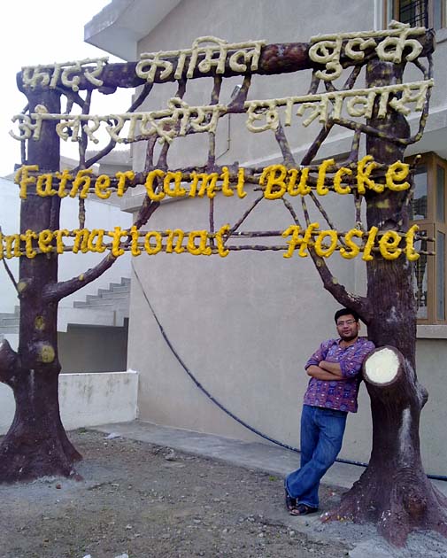 विवि परिसर की आध्यात्मिकता और हरियाली से अभिभूत मैं कई तस्वीरें खिंचवाने से खुद को रोक न सका. विवि परिसर की आध्यात्मिकता और हरियाली से अभिभूत मैं कई तस्वीरें खिंचवाने से खुद को रोक न सका.