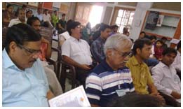 वर्कशाप में ब्लागरों के साथ बैठे वीएन राय (बिलकुल बाएं पढ़ते हुए) वर्कशाप में ब्लागरों के साथ बैठे वीएन राय (बिलकुल बाएं पढ़ते हुए)
