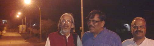 रात के वक्त फुरसत में विवि परिसर में टहलते हुए आलोक धन्वा, वीएन राय और प्रियंकर पालीवाल रात के वक्त फुरसत में विवि परिसर में टहलते हुए आलोक धन्वा, वीएन राय और प्रियंकर पालीवाल