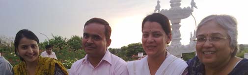 गायत्री शर्मा, सिद्धार्थ और उनकी पत्नी व सबसे आखिर में दाएं अनीता. गायत्री शर्मा, सिद्धार्थ और उनकी पत्नी व सबसे आखिर में दाएं अनीता.