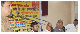 मंच से बोलते लखनऊ के एसपी सिटी डा. अशोक गौतम