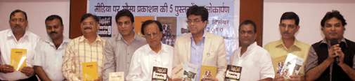 (बाएं से दाएं) मरुधरा के उपाध्यक्ष रामस्वरूप अग्रवाल, सकाल टाइम्स के विशेष संवाददाता मृत्युंजय बोस. जनसंपर्ककर्मी संजीव निगम , जी न्यूज के प्रोड्यूसर सुभाष दवे, वरिष्ठ पत्रकार-कवि और नवनीत के संपादक विश्वनाथ सचदेव, आकाशवाणी के सेंट्रल सेल्स डायरेक्टर तथा वरिष्ठ ब्रॉडकास्ट मीडियाकार मुकेश शर्मा, मरुधरा के अध्यक्ष सुरेन्द्र गाडिया, नवभारत टाइम्स, मुम्बई के वरिष्ठ पत्रकार भुवेन्द्र त्यागी, कवि-गीतकार देवमणि पांडेय (बाएं से दाएं) मरुधरा के उपाध्यक्ष रामस्वरूप अग्रवाल, सकाल टाइम्स के विशेष संवाददाता मृत्युंजय बोस. जनसंपर्ककर्मी संजीव निगम , जी न्यूज के प्रोड्यूसर सुभाष दवे, वरिष्ठ पत्रकार-कवि और नवनीत के संपादक विश्वनाथ सचदेव, आकाशवाणी के सेंट्रल सेल्स डायरेक्टर तथा वरिष्ठ ब्रॉडकास्ट मीडियाकार मुकेश शर्मा, मरुधरा के अध्यक्ष सुरेन्द्र गाडिया, नवभारत टाइम्स, मुम्बई के वरिष्ठ पत्रकार भुवेन्द्र त्यागी, कवि-गीतकार देवमणि पांडेय