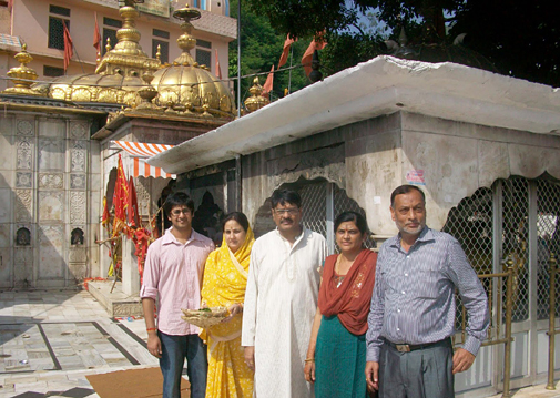 हिमाचल प्रदेश के ज्वालामुखी मंदिर में अपनी पत्नी और पुत्र के साथ अतुल माहेश्वरी. 